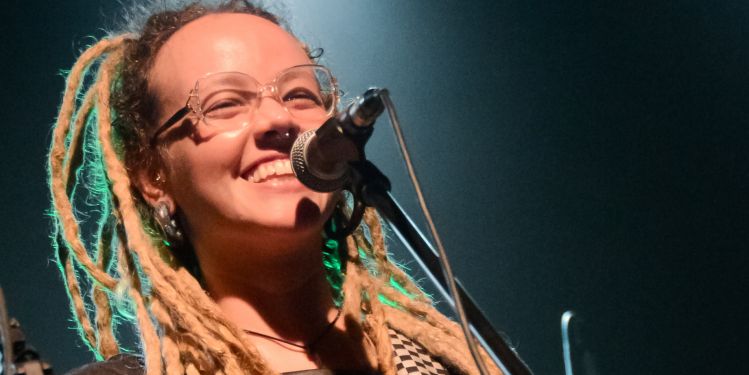 Larissa Baq representa a nova safra de cantores e compositores brasileiros (Foto: Reprodução)